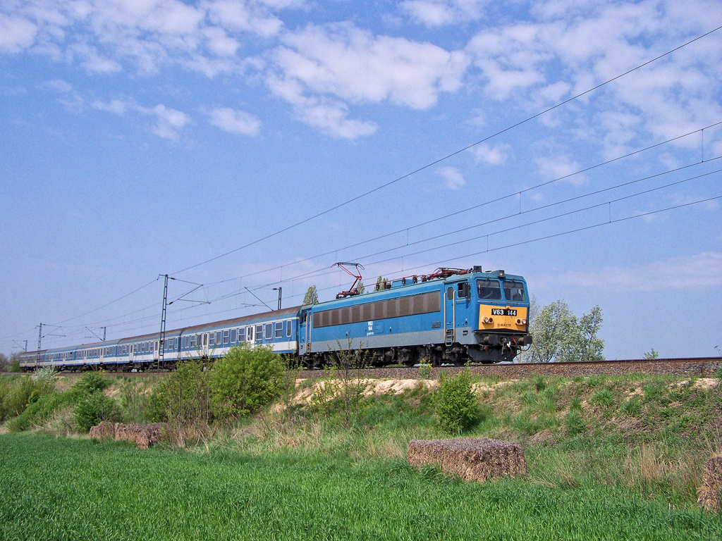 V63 - 144 Biatorbágy (2011.04.23)01