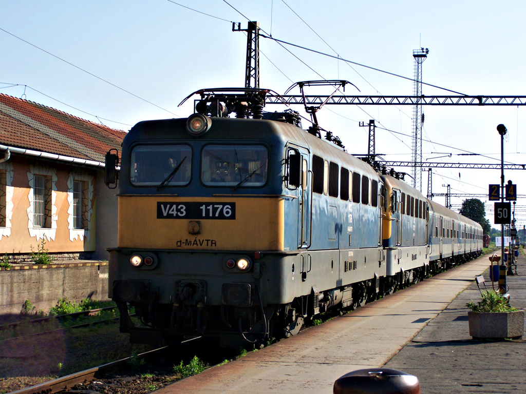 V43 - 1176 + V43 - 3239 Dombóvár (2011.06.16).