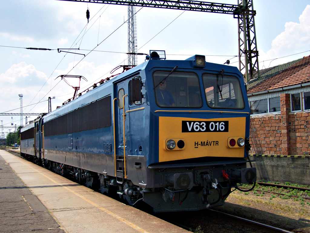 V63 - 016 + V63 - 018 Dombóvár (2011.05.31).