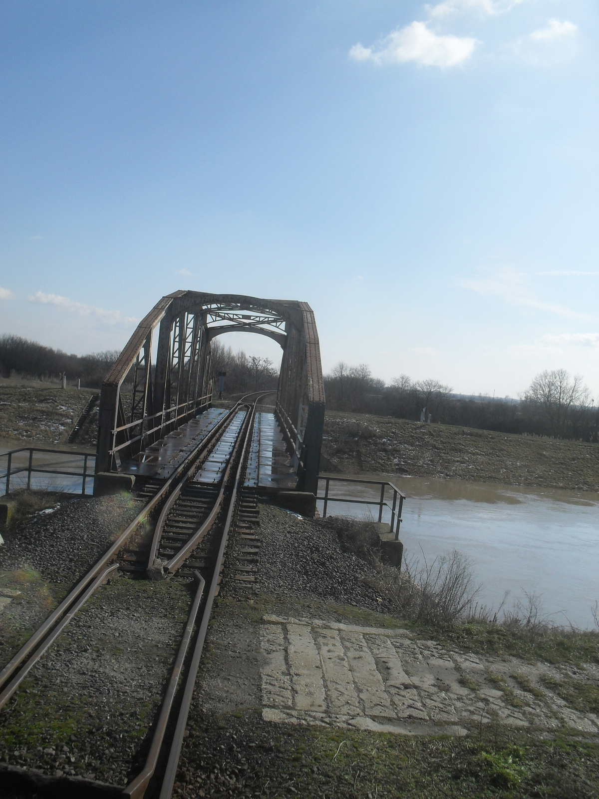 Tarna híd. Másnap lezérták a belvíz miatt a szakaszt.