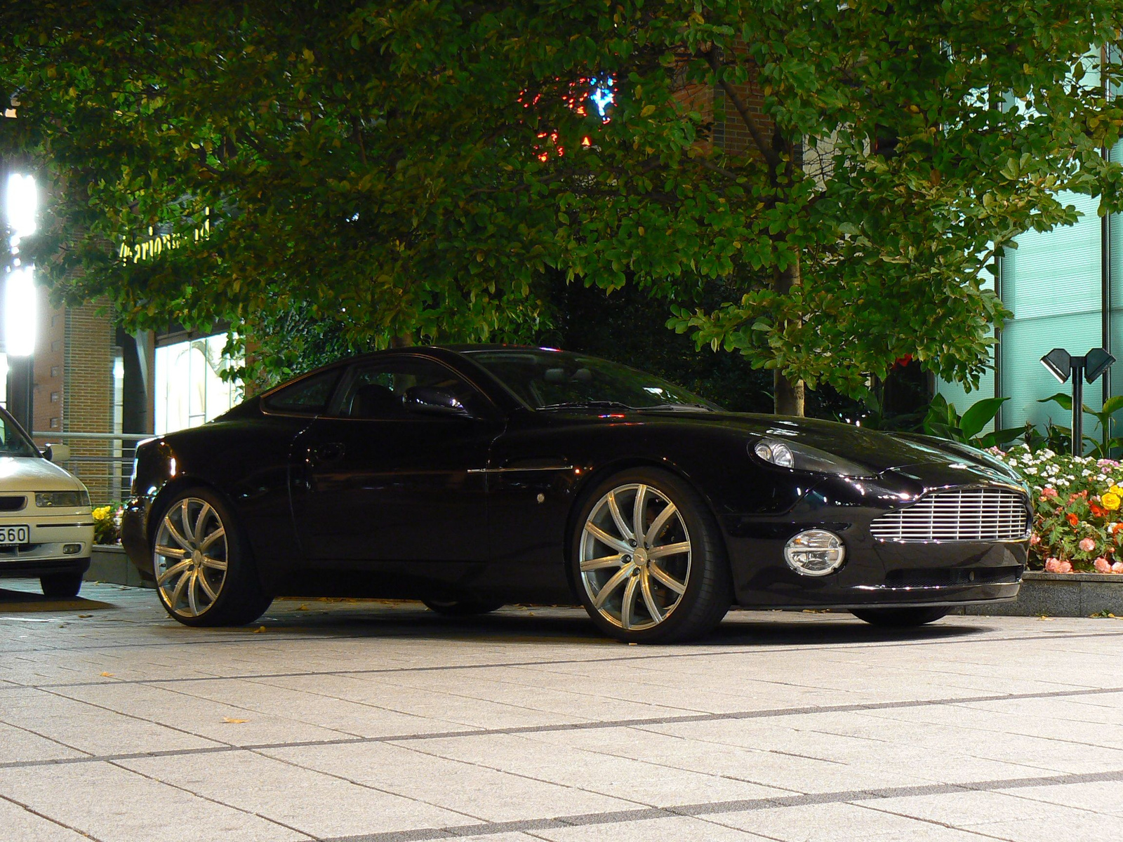 Aston Martin Vanquish 011