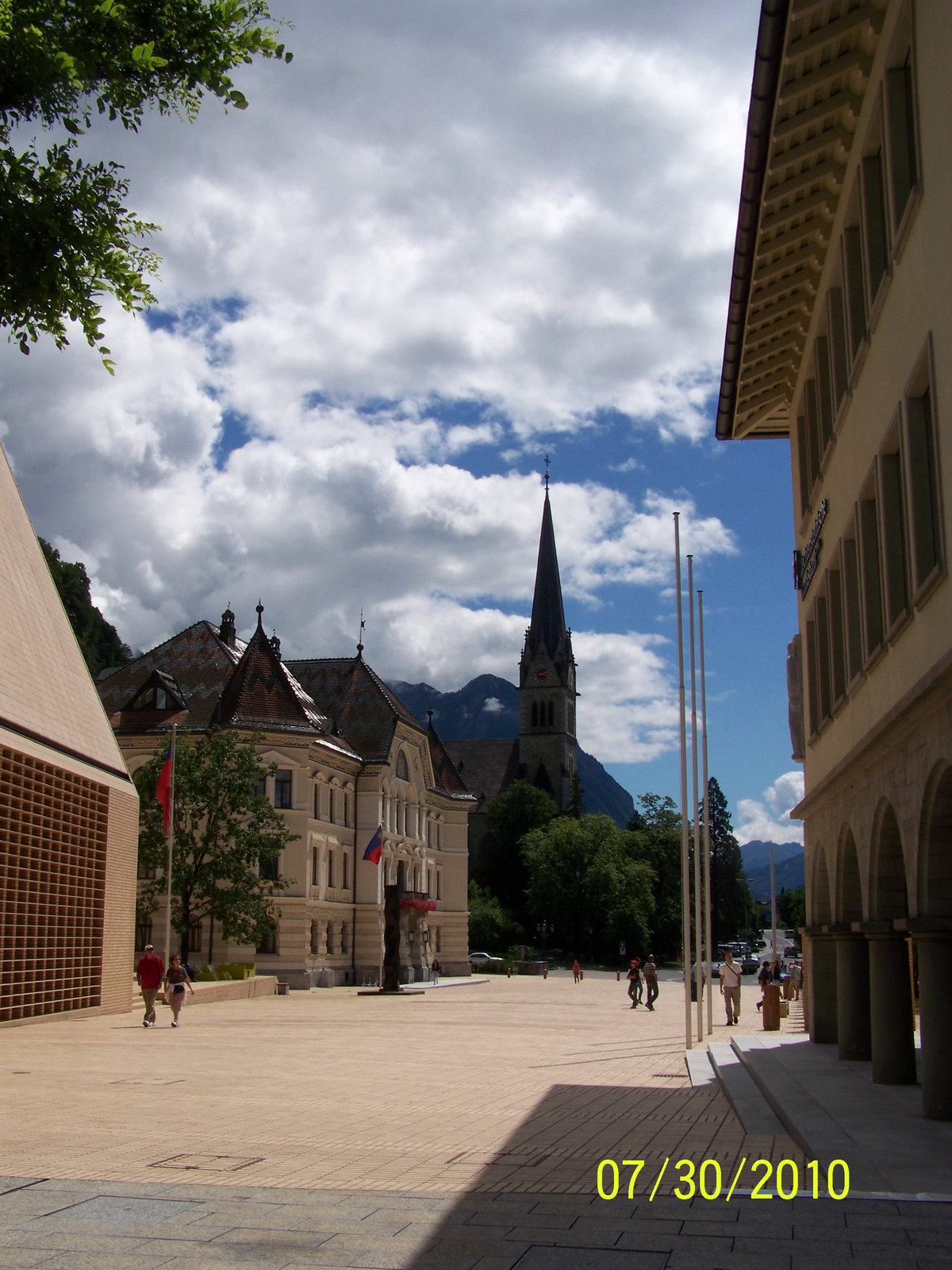 Vaduz - A parlament előtt