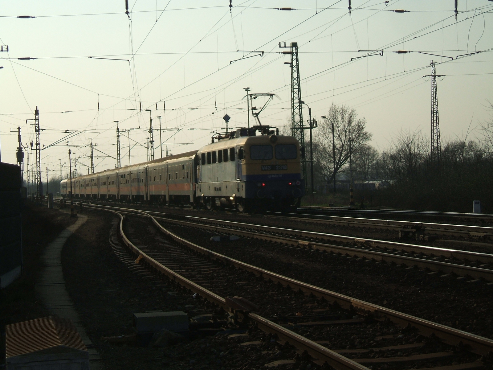 Személy Budapest felé tart