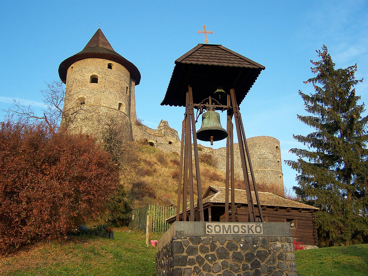 Somoskői vár, tövében harangláb és a Petőfi kunyhó