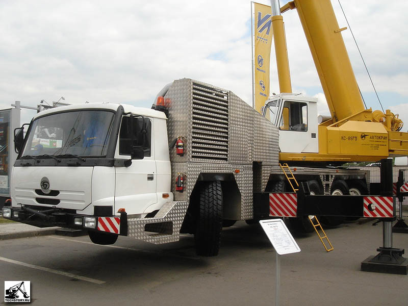 Ivanovec KSZ-8973 100 t-ás daru érdekes motorházzal