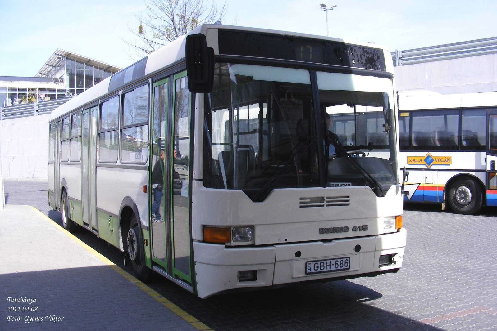 Ikarus 415-GBH-686 2