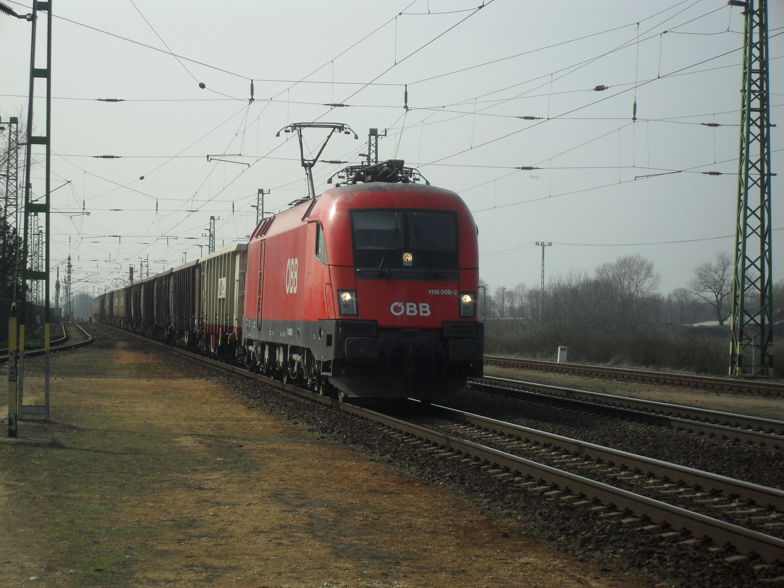 1116 008-2 ÖBB Taurusz teherrel Üllőnél